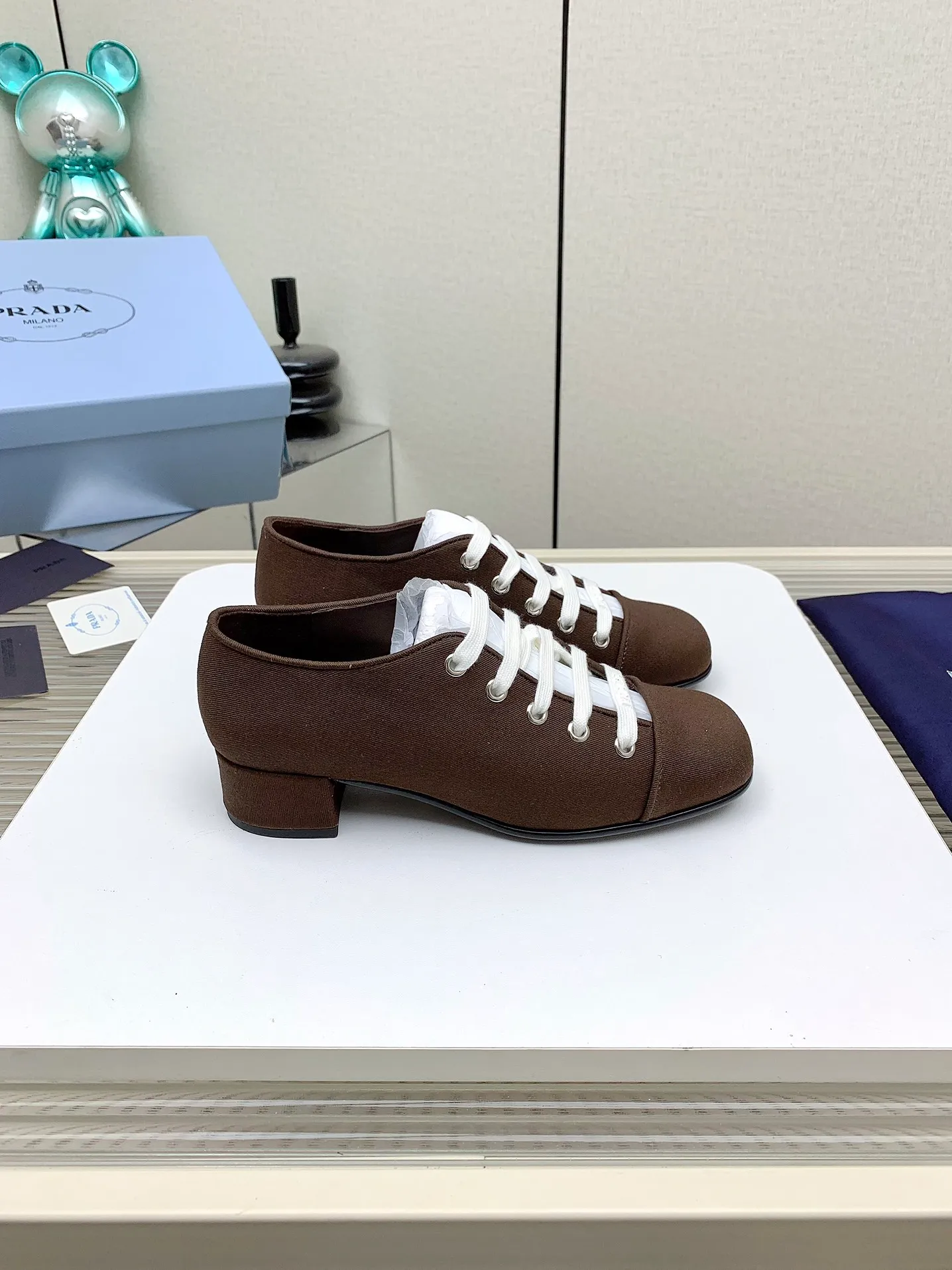 👟👟Ex-factory price 620👟👟 (Higher version) Prada 25/Spring and Summer Catwalk New lace-up hollow shoelace Mary Jane thick heel shoes This year’s lace-up element is super popular and really fashionable. I am obsessed with the appearance and comfort! The salty or sweet doll head design is full of girlishness. It is retro and playful yet elegant. The key is that it is easy to wear. ✔️Upper: original customized fabric ✔️Inner: sheepskin ✔️Outsole: genuine leather outsole imported from Italy ✔️Size: #35-41 (40.41 custom-made, non-refundable)